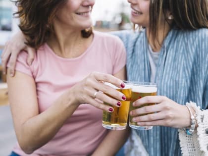 «Приобретает мужеподобную внешность»: хирург рассказал о тяжелых последствиях для женщин при употреблении пива