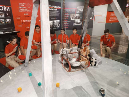 Воспитанники класса «Кречет» поздравили жителей с Днем ВДВ