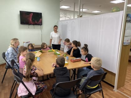 Тучковские ребята рисовали космос таким, каким его видят