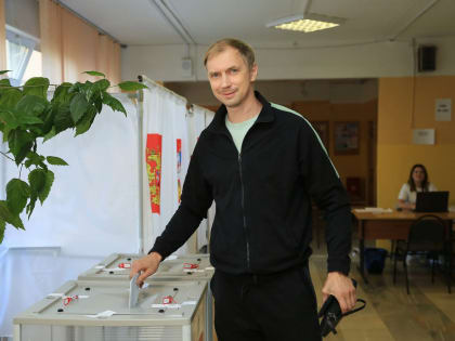Олимпийский чемпион Андрей Сильнов проголосовал на выборах в Долгопрудном