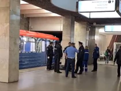 Пассажир, упавший на рельсы в московском метро, погиб