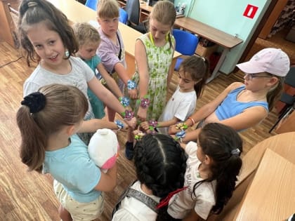 В Рузской библиотеке смастерили резинки для волос