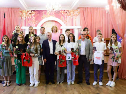 Глава округа вручил юным воскресенцам их первые паспорта