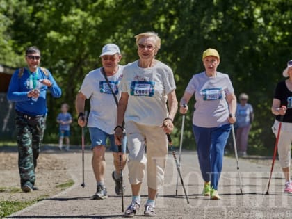 Более 200 мытищинцев приняли участие в марафоне скандинавской ходьбы в Мытищинском лесопарке