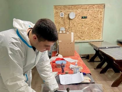 Домодедовец Егор Щербаков ликвидирует последствия разлива мазута в Керченском проливе