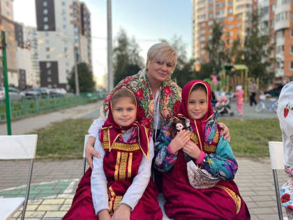 Тёплый вечер по-соседски провели жители четырёх корпусов дома 12 на Девичьем поле