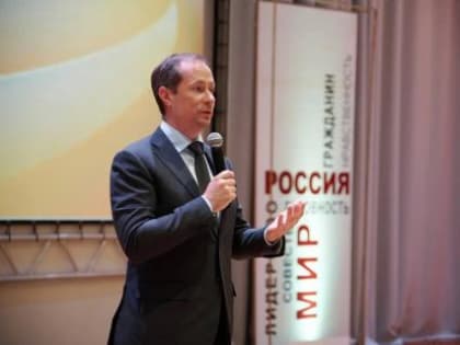 Роман Терюшков поздравил школьников с последним звонком