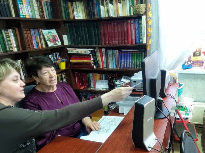 Пореченские пенсионеры осваивают гаджеты в библиотеке