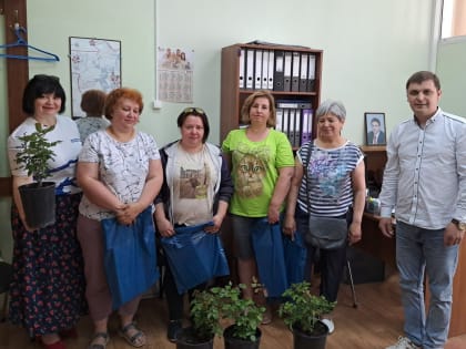 Цветы и сладкие подарки в праздничный день получили сотрудницы социальной сферы Лосино-Петровского округа