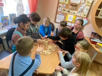 Тучковские ребята встречаются с лучшими друзьями в библиотеке