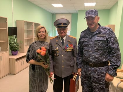 Сотрудники Росгвардии Люберец поздравили педагогов школы с Днем учителя