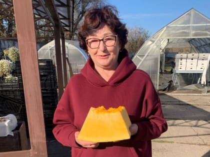 Фермер из Звенигорода угощает жителей гигантской тыквой