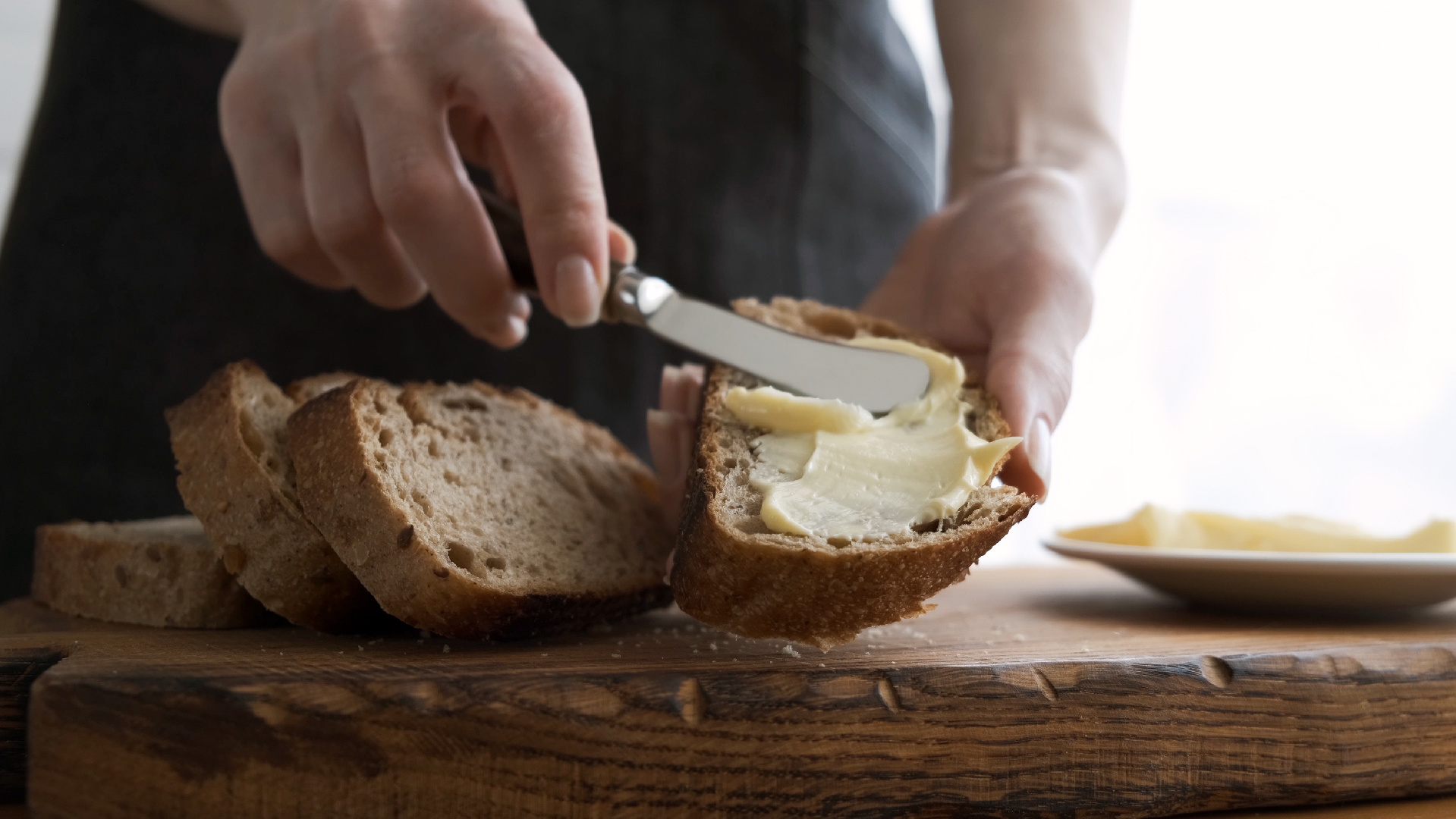 Есть сливочное масло при сахарном диабете. Сливочное масло на хлебе. Spread Butter on Bread. Хлеб с маслом Мем. Масло намазанное на хлеб с кинзой.