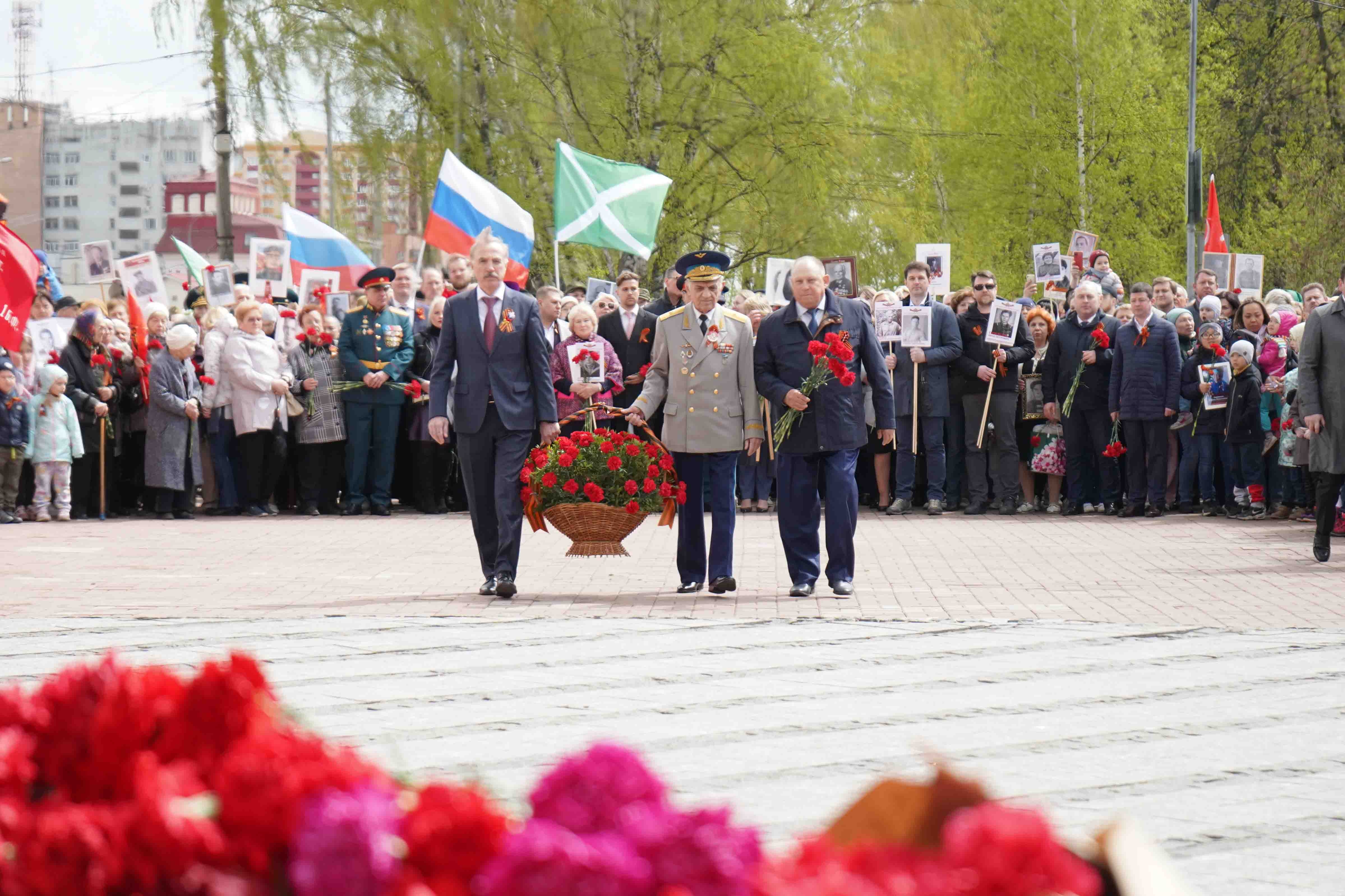 Митинги у памятников 9 мая. Вечный огонь Люберцы. Возложение цветов вечный огонь Люберцы. Памятник вечный огонь Люберцы. Возложение цветов к Вечному огню на 9 мая.