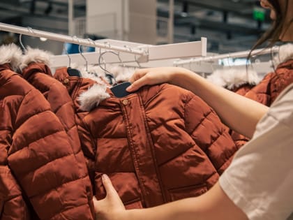 Аномально теплая зима сократила продажи пуховиков в России на четверть