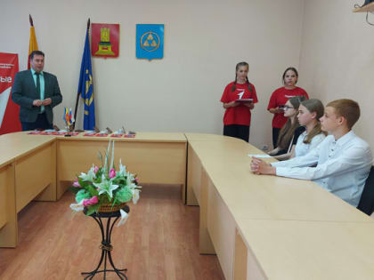 Торжественная церемония вручения паспортов юношам и девушкам, которым исполнилось 14 лет