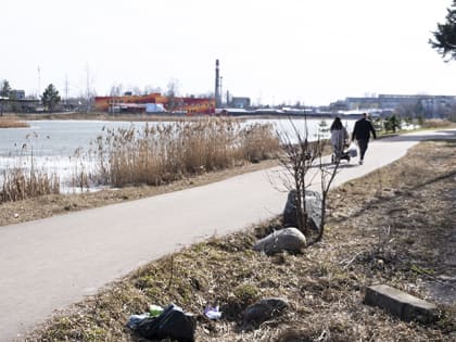 Пока одни бегают, другие приберутся на берегу Балласта в Савёлове