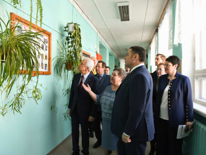 Губернатор Игорь Руденя и депутат Госдумы РФ Владимир Васильев в Торжокском районе посетили одну из старшейших в Тверской области Мирновскую школу