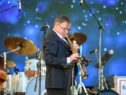 В Твери на Театральной площади Игорь Бутман вдарил джаз и юморил со сцены от души