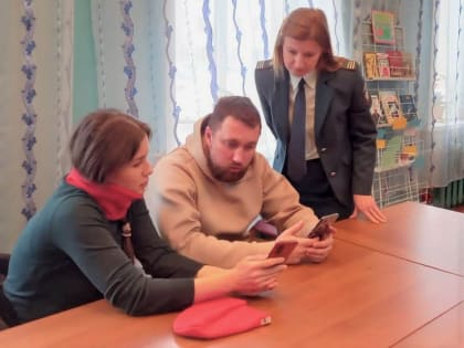 Служащие инспекции оказывают помощь по заполнению налоговых деклараций в бизнес-центрах