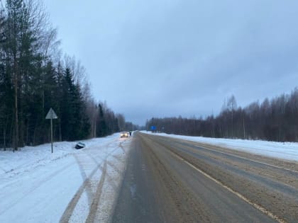На М9 в Тверской области водитель не справился с управлением — машина вылетела в кювет