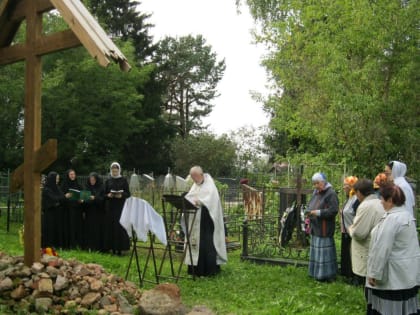 На месте разрушенного Успенского храма в селе Каблуково был отслужен молебен с акафистом Успению Пресвятой Богородицы