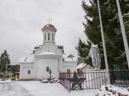 Митрополит Амвросий совершил Литургию в Знаменском храме в Савватьеве и освятил часовню преподобного Савватия в его пустыньке