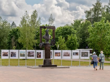 В Удомле при поддержке Росатома открылась уличная выставка «Семейная история»