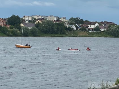 В Твери на Волге опрокинулся и перевернулся парусник