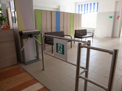 Завершена установка турникетов в удомельских школах №1 и №5