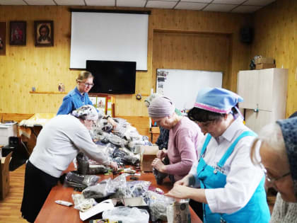 347 пар шерстяных пар носков связали православные женщины к Дню защитника Отечества