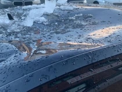 В Торжке ледяная глыба разбила машину