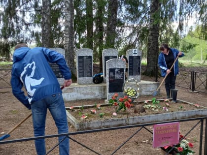 Благоустройство мемориальных объектов проводится силами активистов «Единой России»