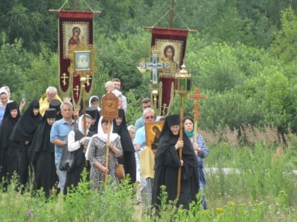 Сестры Оршина монастыря прошли крестным ходом к Предтеченской часовне