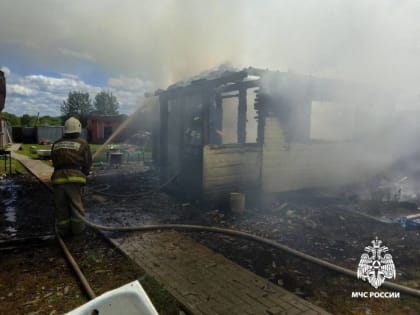 Воскресным днем в Тверской области сгорела баня и пострадала веранда