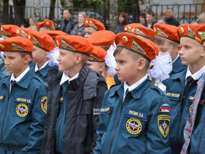 В тверской школе №4 в День знаний прошла выставка пожарной техники