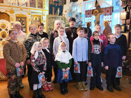 Ученики Воскресной школы при Иоанно-Предтеченском храме г. Весьегонск провели для прихожан Рождественский утренник