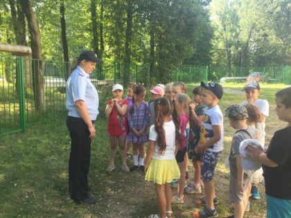 В Торжке полицейские совместно с общественниками навестили воспитанников пришкольного лагеря