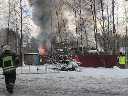 В Тверской области горит двухквартирный дом