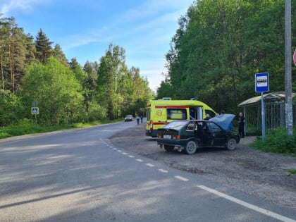 В Твери на Сахаровском шоссе из-за нарушения ПДД столкнулись Chevrolet и ВАЗ