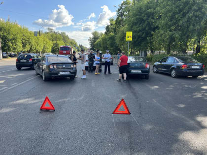 На Орджоникидзе в Твери столкнулись две иномарки | Фото