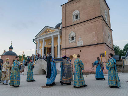 В Успенской обители в Старице совершено праздничное бдение с чином Погребения Плащаницы Богородицы