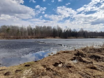 Под Тверью под лед на пруду провалились трое подростков, один погиб