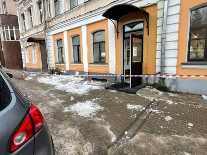 В Твери женщина попала в больницу из-за упавшего на нее льда с крыши дома на улице Новоторжской