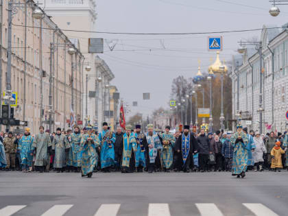 В День народного единства общегородской крестный ход с мощами святого Георгия и Казанской иконой объединил в соборной молитве об Отечестве жителей Твери