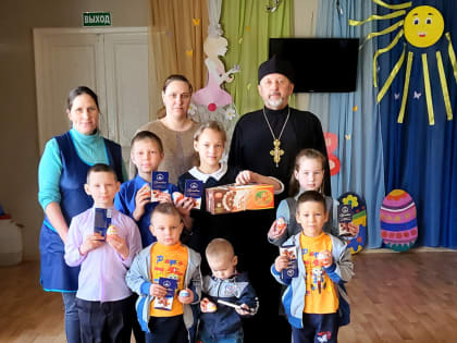 Благочинный Весьегонского округа поздравил детей социально-реабилитационного центра для несовершеннолетних с Пасхой