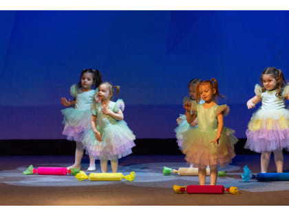 Весна, а значит праздник у девчат!