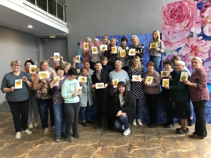 В Твери в ДК «Пролетарка» люди с ОВЗ лепили «Осеннюю красу» на бумаге