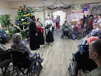  «Дари радость на Рождество»: волонтеры вручили подарки 160 подопечным Тверского геронтологического центра