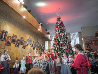 Глава митрополии посетил Рождественскую елку для детей в Тверском театре кукол